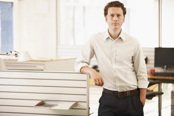 Office worker by cubicle — Stock Photo, Image