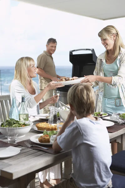 Familia teniendo barbacoa — Foto de Stock