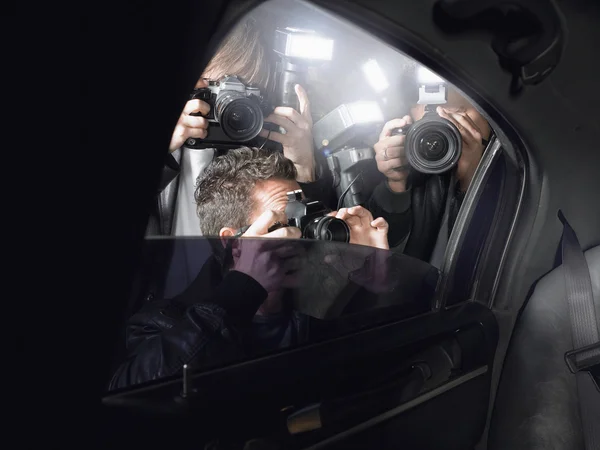 Paparazzi fotoğrafçılar car yakınındaki 