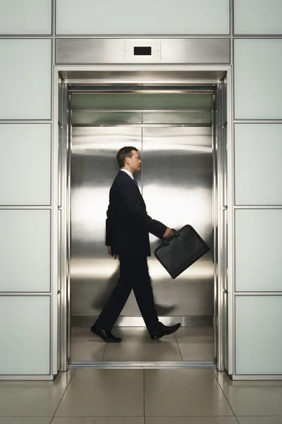 Zakenman in Lift — Stockfoto