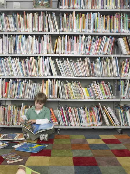 Jongen met prentenboeken — Stockfoto