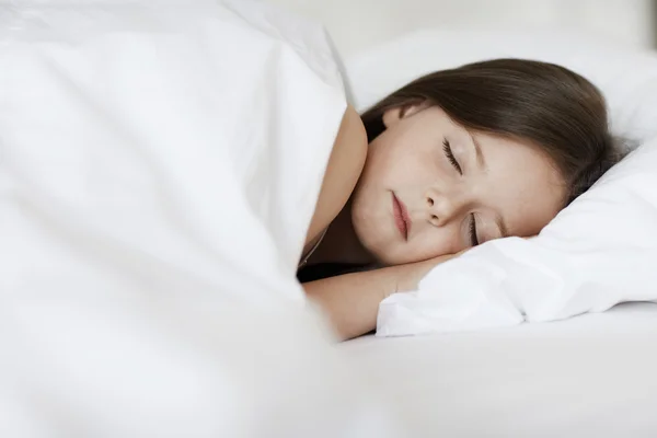 Meisje slapen in bed — Stockfoto