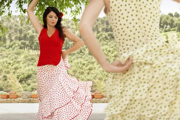 Две женщины танцуют фламенко — стоковое фото