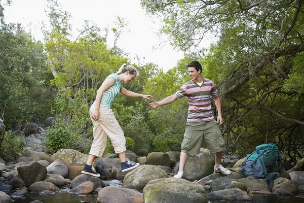 Couple Hiking Over Creek — Stock Photo, Image