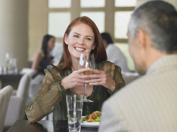 Kvinnan ler på mannen i restaurang — Stockfoto