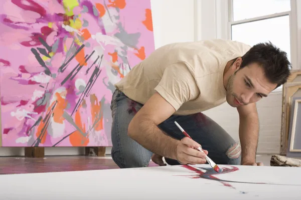 Artist Working on Canvas on Floor of Studio — Stock Photo, Image