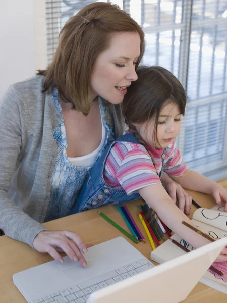 Mother Using Laptop — Stock Photo, Image