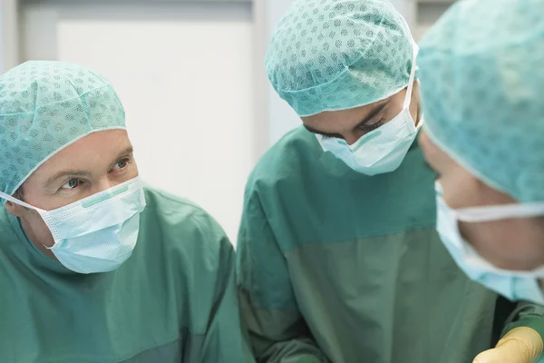 Οι γιατροί στο χειρουργείο λειτουργικό — Φωτογραφία Αρχείου
