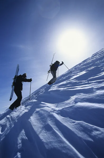 Σκιέρ, πεζοπορία στη σύνοδο κορυφής του βουνού — Φωτογραφία Αρχείου
