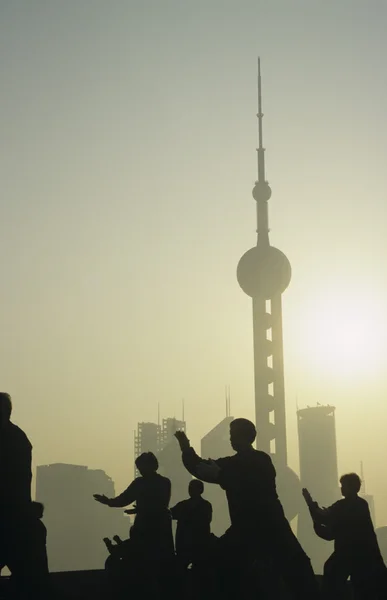 China Shanghai Silhouetten von Menschen — Stockfoto