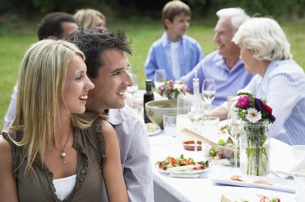 Familie speist im Garten — Stockfoto