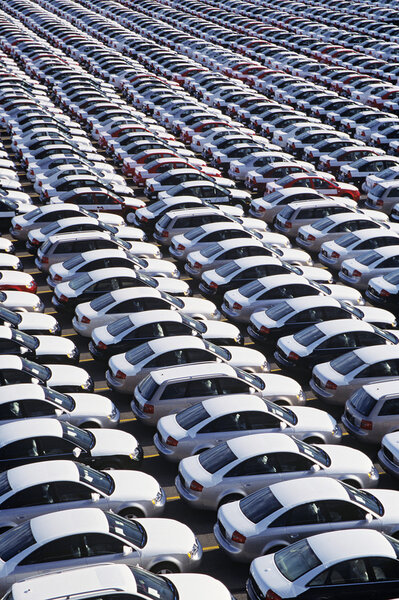 Машины, припаркованные рядами
