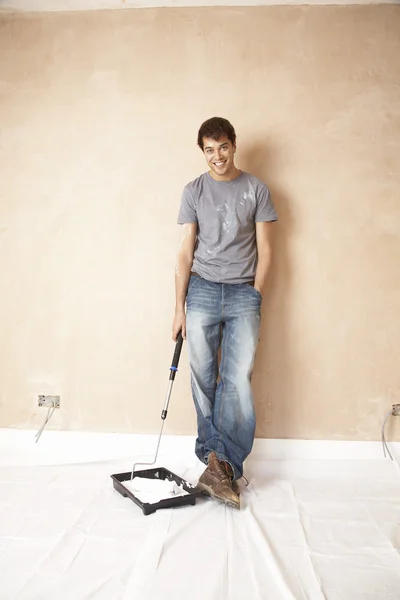 방에 페인트를 준비 하는 남자 — 스톡 사진