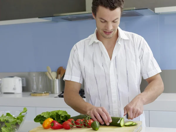 Man koken in keuken — Stockfoto