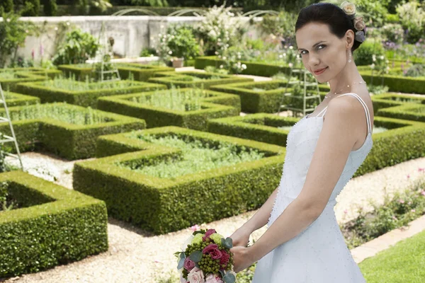 Sposa in giardino formale — Foto Stock