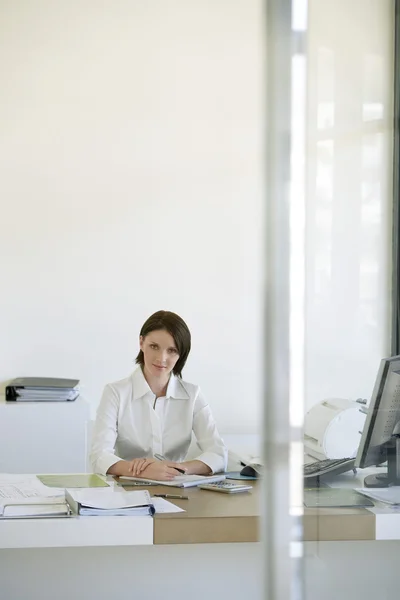 オフィスに座っている女性実業家 — ストック写真