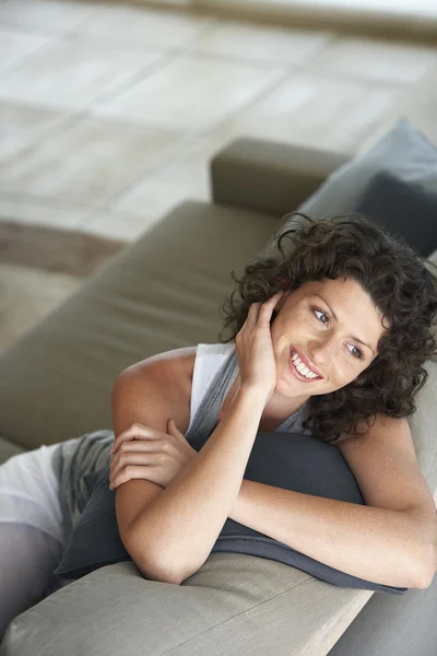 Frau entspannt sich auf Couch — Stockfoto