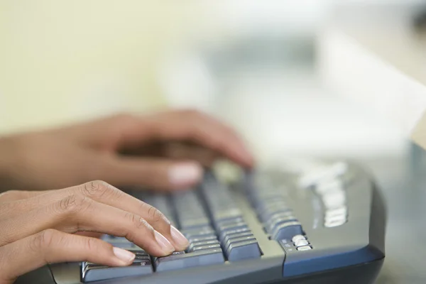 Mãos de mulher digitando em um teclado de computador — Fotografia de Stock