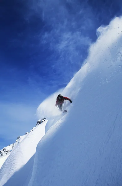 Snowboarder on steep slope — Stock Photo, Image