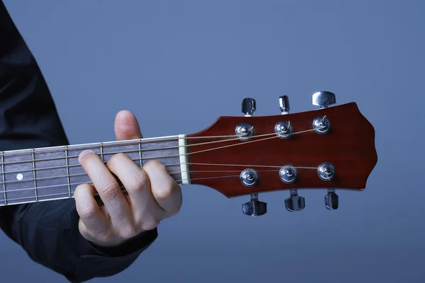 Hand spielt auf dem Hals der Gitarre — Stockfoto