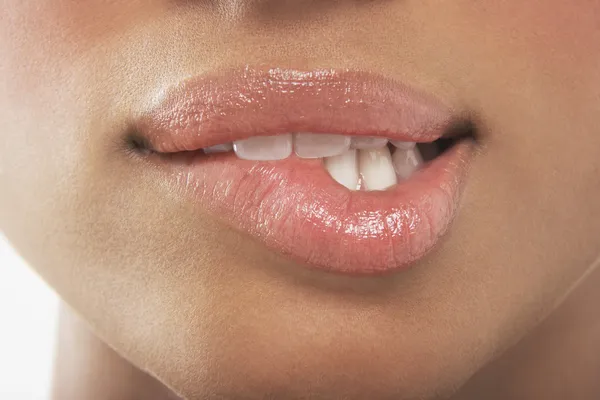 Mujer mordiendo labio — Foto de Stock