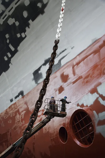Män i SkyLift som arbetar på fartyg — Stockfoto