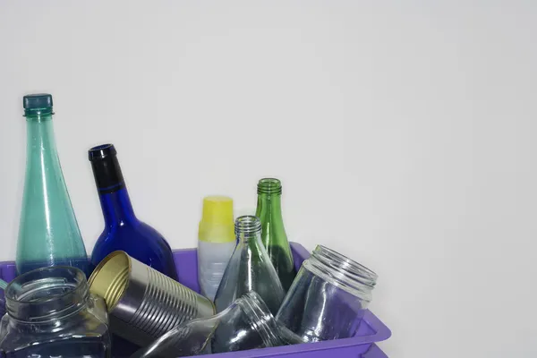 Leere Flaschen und Dosen im Container — Stockfoto