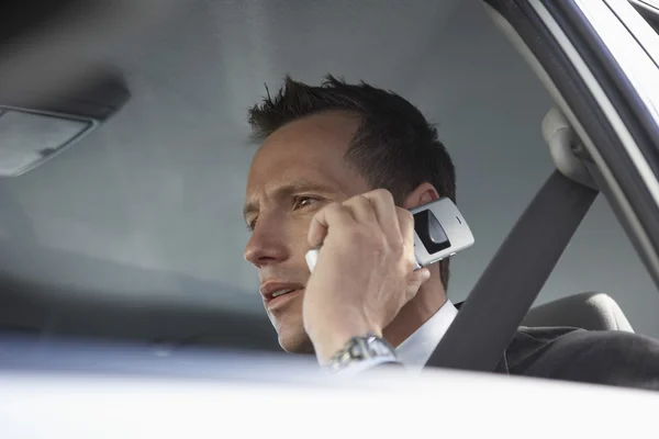 Empresário usando telefone celular no carro — Fotografia de Stock
