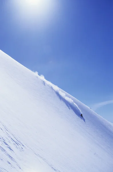 陡峭的山坡上滑雪 — 图库照片