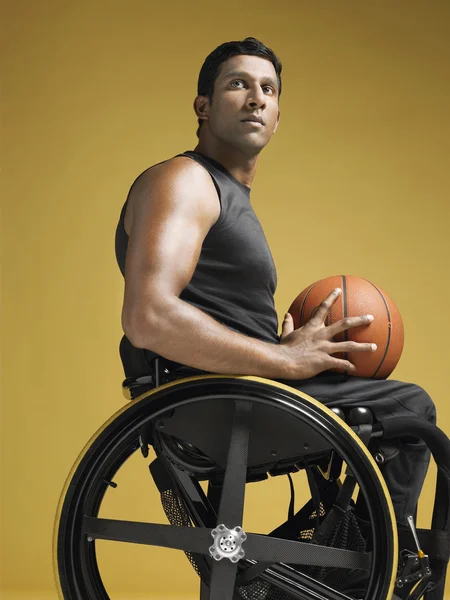 Atleta paraplégico segurando basquete — Fotografia de Stock