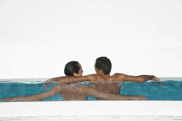 Couple relaxant dans la piscine — Photo