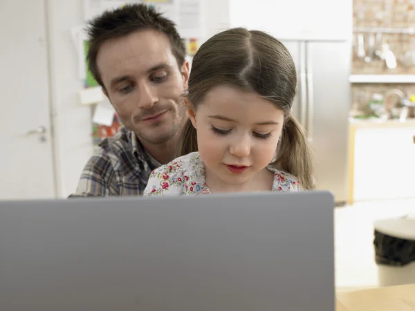 Pai e menina usando laptop — Fotografia de Stock