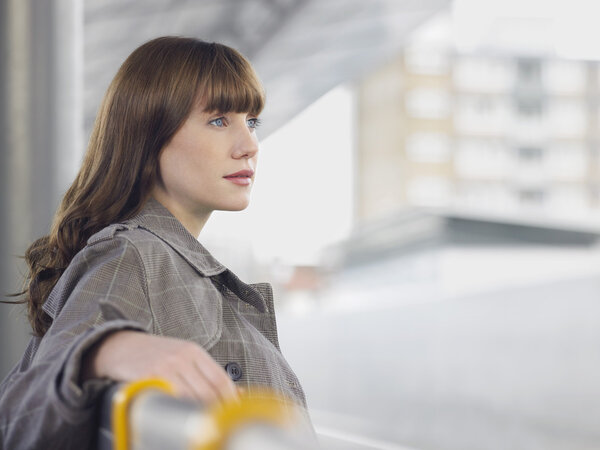 Бизнесмен ждет поезда.
