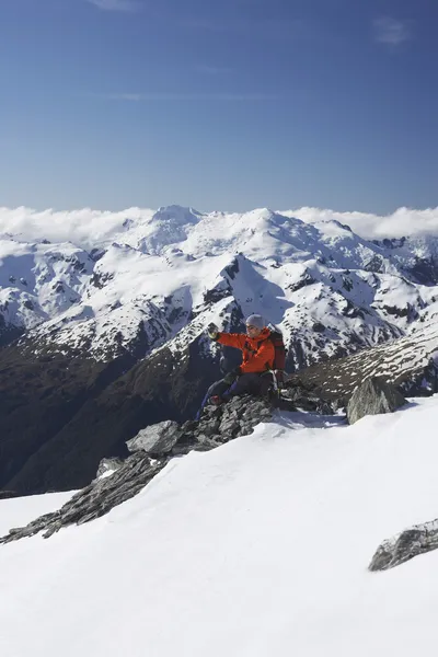 Альпинист фотографирует на горе — стоковое фото