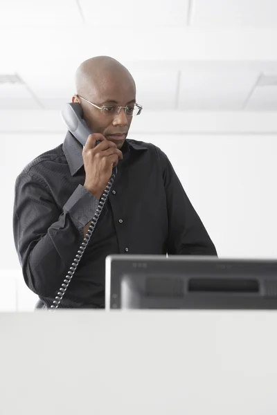 Pracownik biurowy korzystający z telefonu — Zdjęcie stockowe