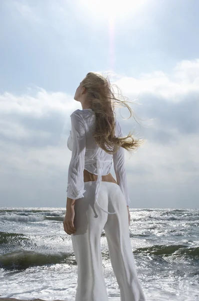 Vrouw kijkend naar Ocean — Stockfoto