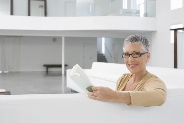 Sorrindo mulher idosa com livro — Fotografia de Stock