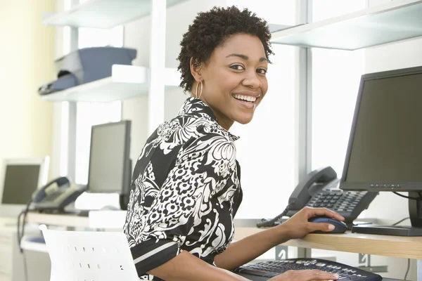 Femme d'affaires utilisant un ordinateur — Photo