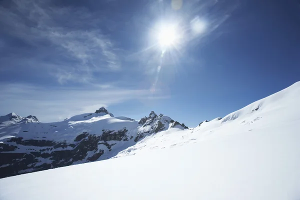 Snow-topped mountain peaks — Stock Photo, Image