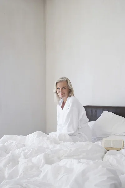 Kvinna avkopplande i sängen — Stockfoto