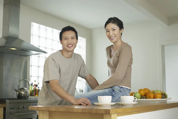 Retrato de cozinha jovem casal — Fotografia de Stock