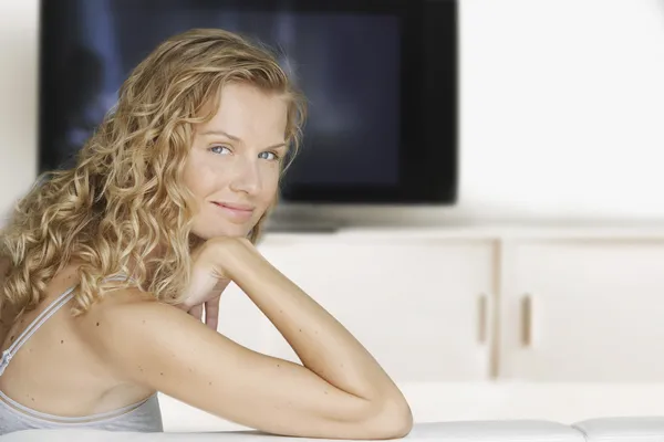 Frau sitzt auf Sofa — Stockfoto