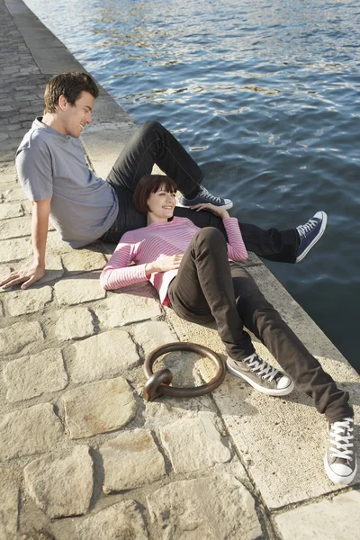 Paar entspannt am Kanal — Stockfoto