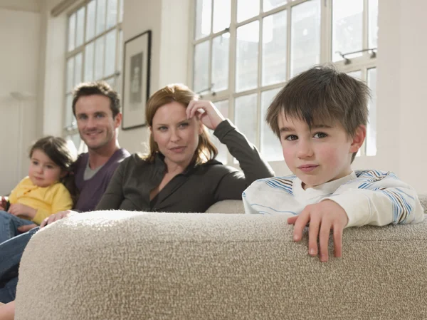 Kleiner Junge auf dem Sofa — Stockfoto