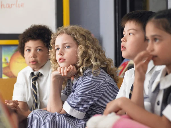 Multi ethnique Enfants en classe — Photo