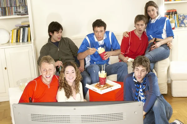 Amici guardando lo sport in TV — Foto Stock