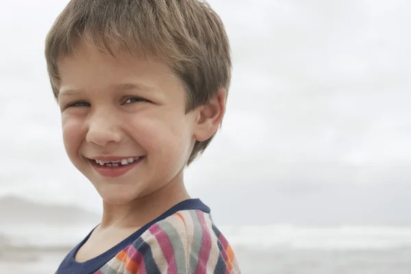 Garçon souriant sur la plage — Photo