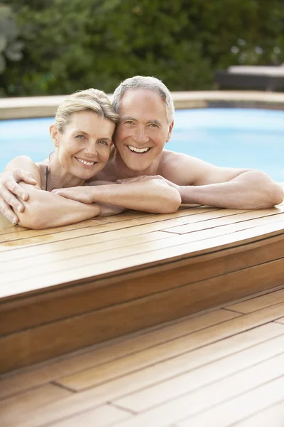 Couple debout dans la piscine — Photo