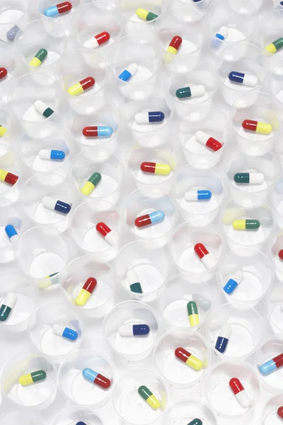 Capsules dans des gobelets en plastique — Photo