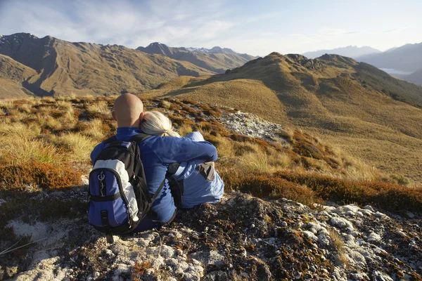 Couple looking at hills — Stock Photo, Image